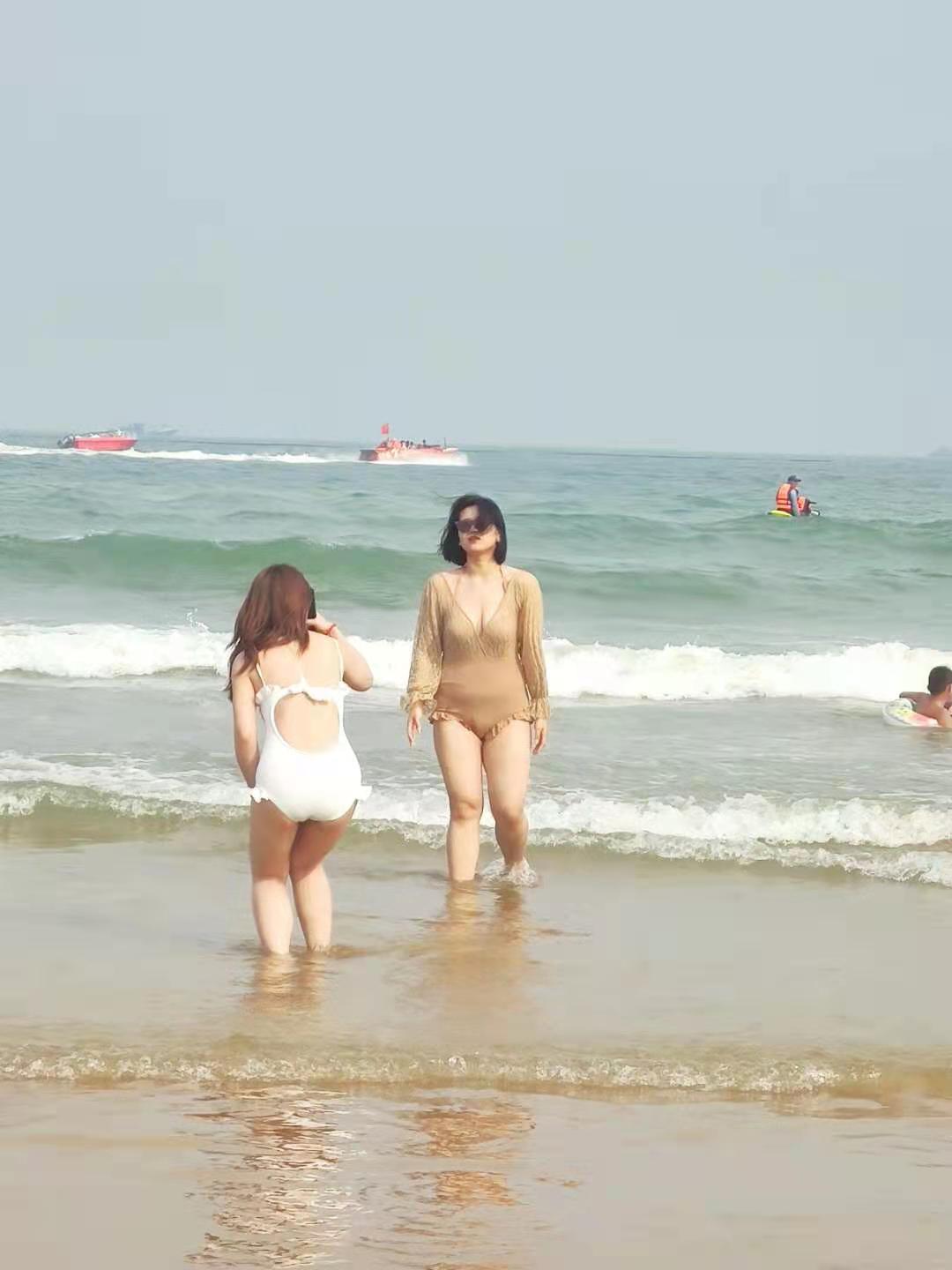 青岛金沙滩——亚洲第一滩，夏天人气火爆，美女扎堆，超级震撼