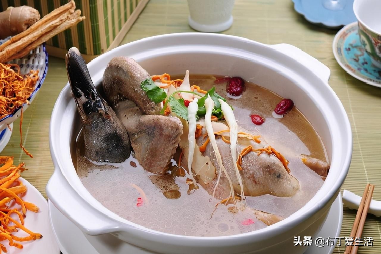 天凉给家人煮一道萝卜鸭汤，鲜香味美，好喝不上火，秋冬养肺正好