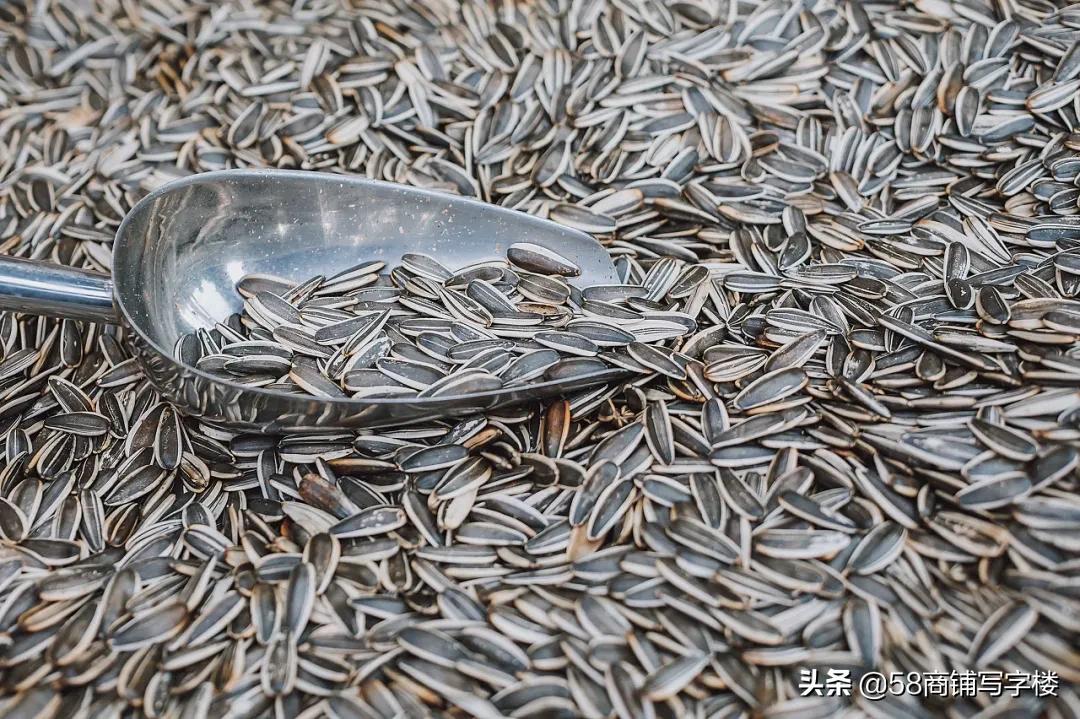 大爷摆地摊卖煎饼的逆袭之路,摆摊卖煎饼真实收入
