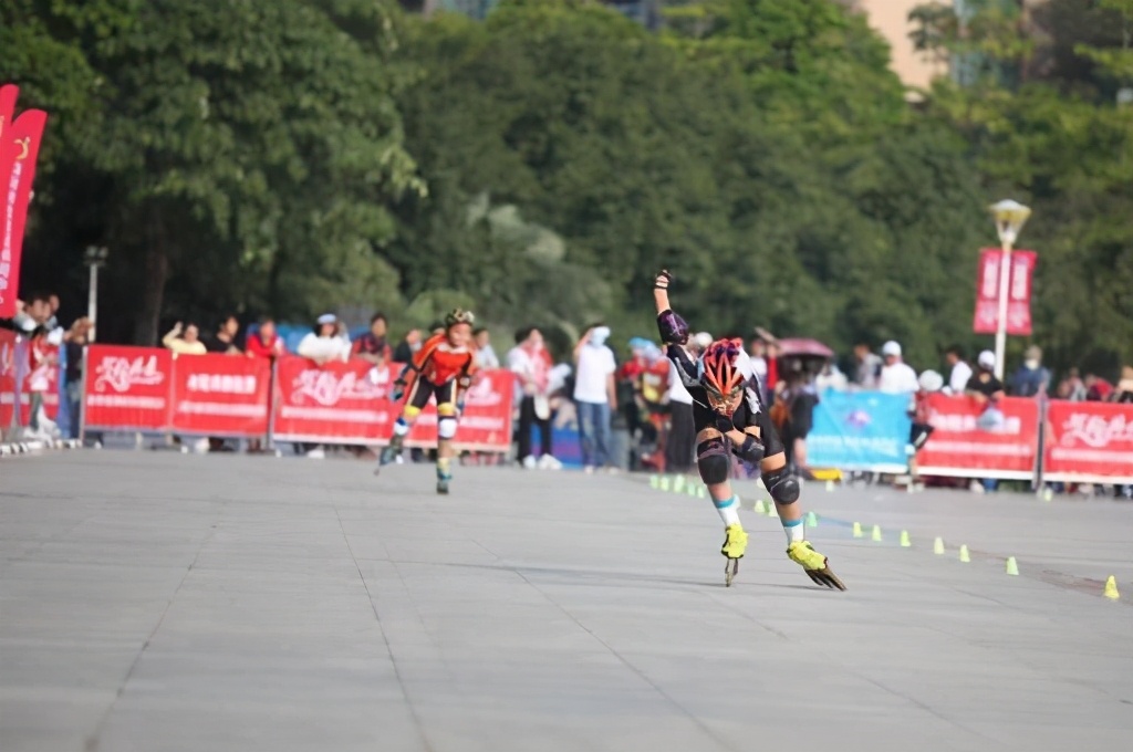 青少年速度轮滑锦标赛比赛现场,轮滑比赛儿童赛场气氛