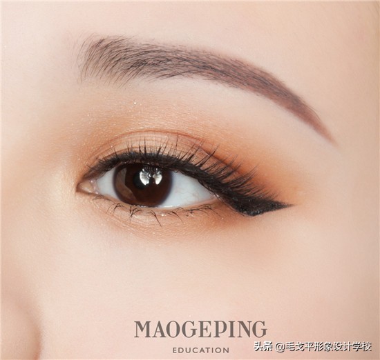 简单大方的秀禾服眼妆搭配,一个单眼皮一个双眼皮怎么画眼妆