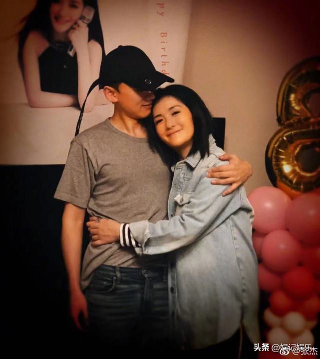 张杰谢娜分别带娃逛商场,张杰谢娜现身被跟拍