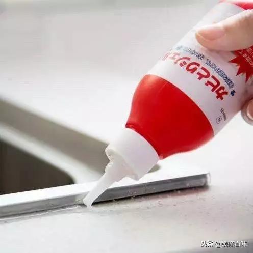 家里玻璃胶发黑了怎么重新弄,家里的玻璃胶发黑怎么清洗