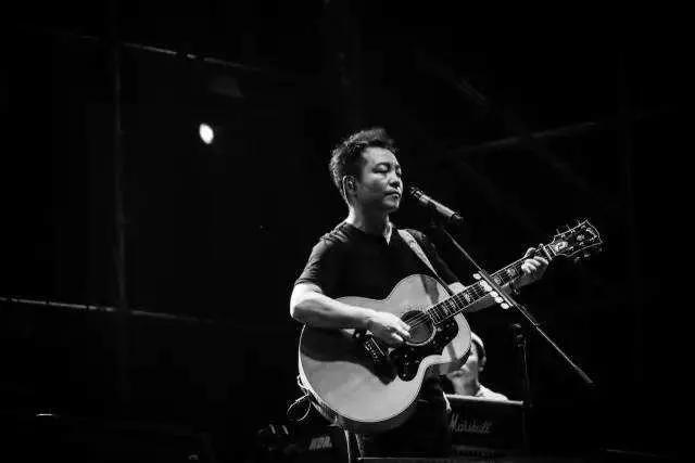 第一次看许巍演唱会哭了,许巍第一次难过的时候