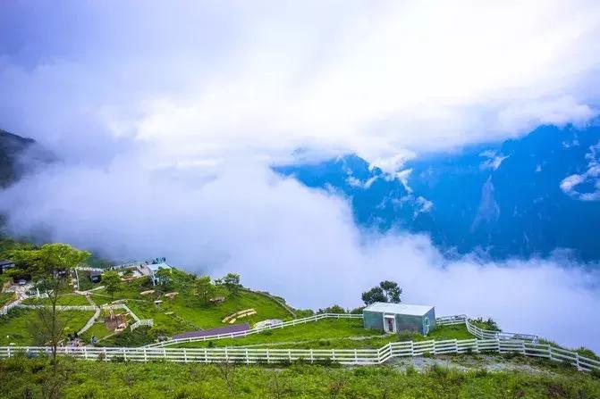 有一个地方，只有我们知道，此生不来会有遗憾仙境般的浮云牧场