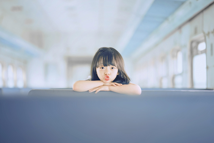 他所拍摄的萌娃温暖人心,满足了你对女儿的全部幻想