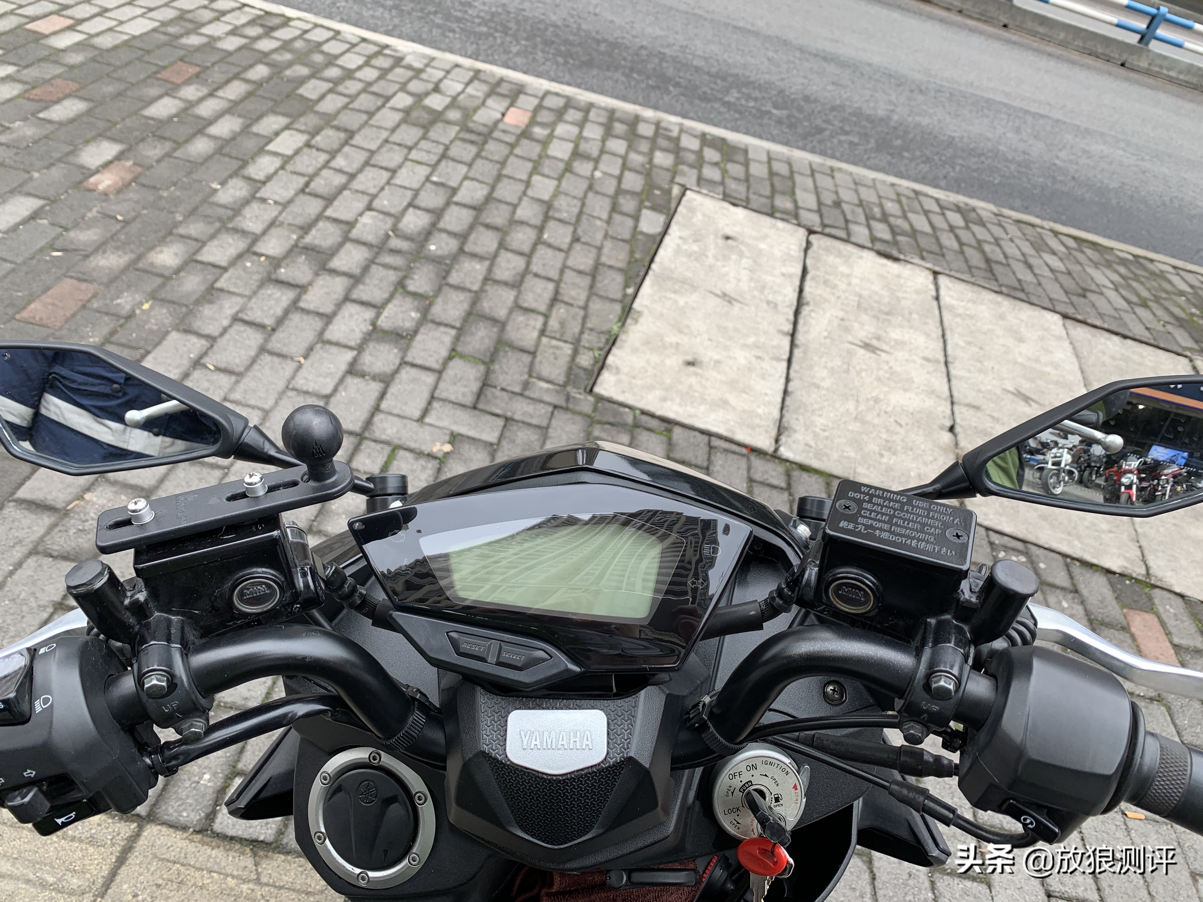 雅马哈force155综评，踏板摩托里的铁血战士，遍布全身的运动气息