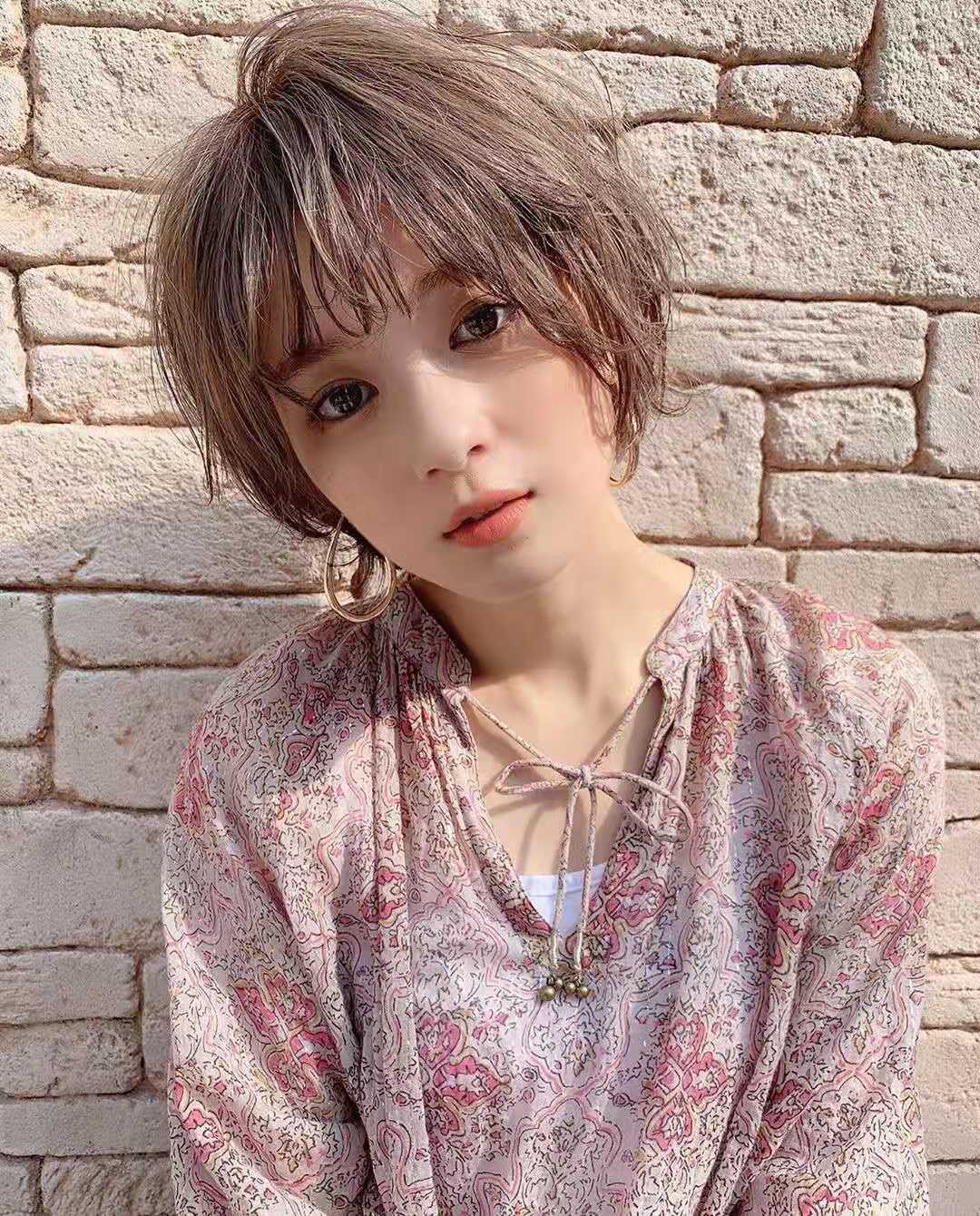 圆脸适合的短发发型烫发免打理,45岁减龄烫发发型免打理