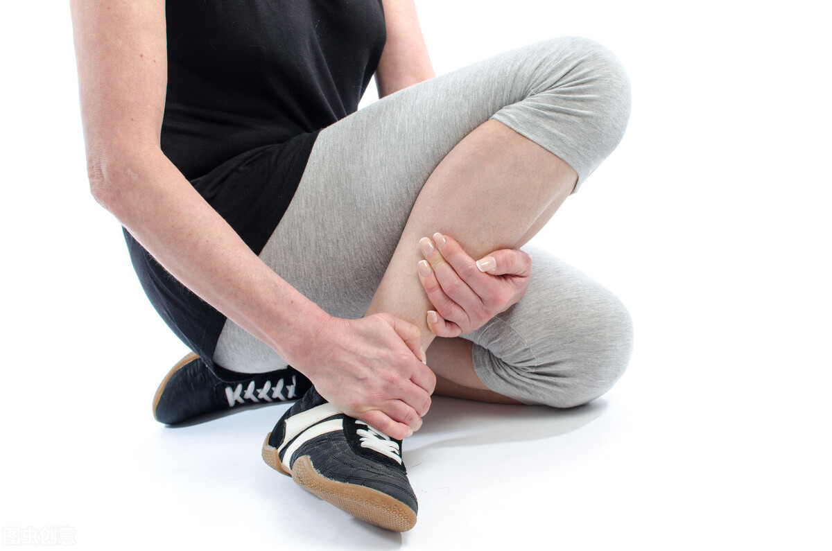 崴脚后应该热敷还是冰敷,崴脚五天了又肿了热敷还是冰敷