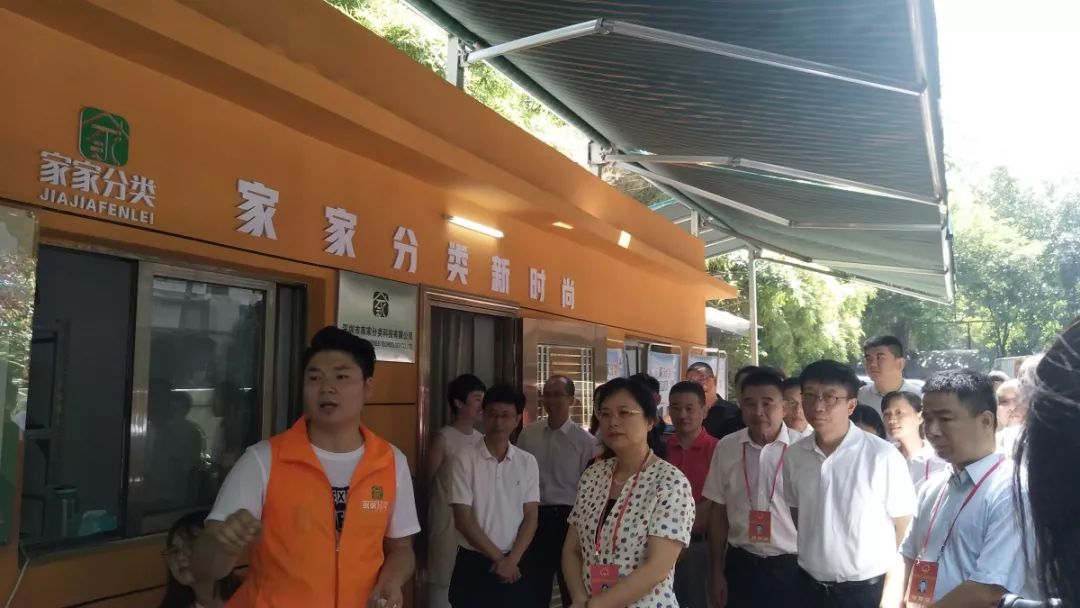 深圳龙华区杜玲,街道领导带队检查垃圾分类工作