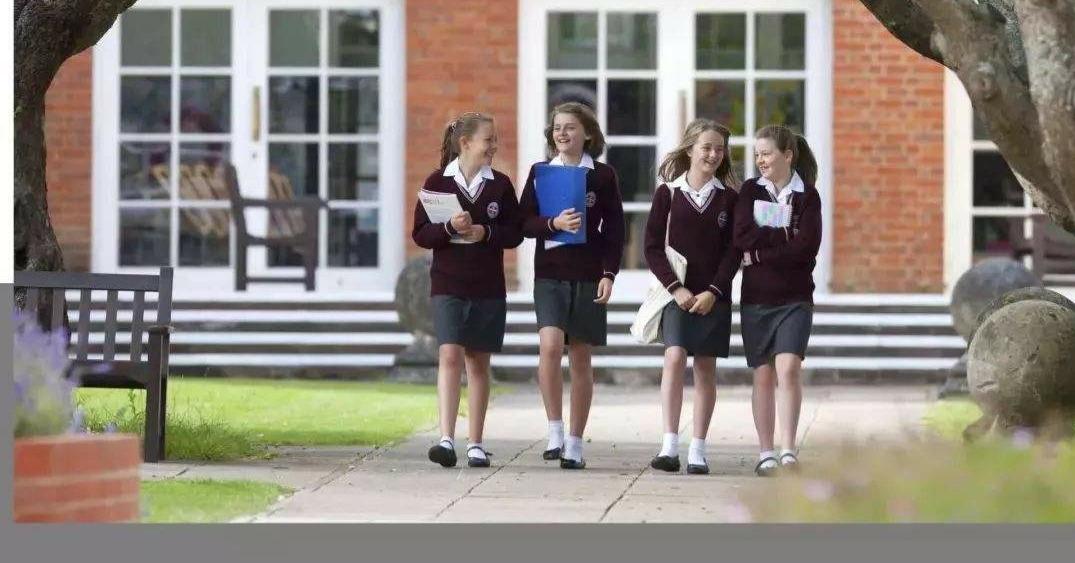 英国66岁老人伪装成学生进校园骚扰女生警方在他家搜到各种校服