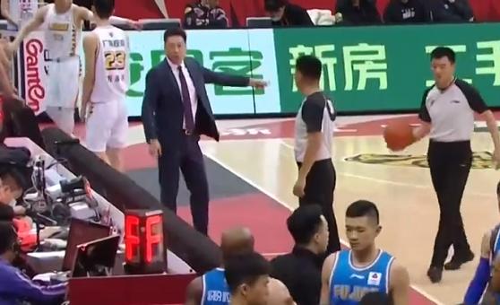 广厦2个违体犯规,单场5犯规