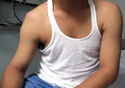 肩关节脱位怎么造成的,肩关节脱位的原因和急救方法