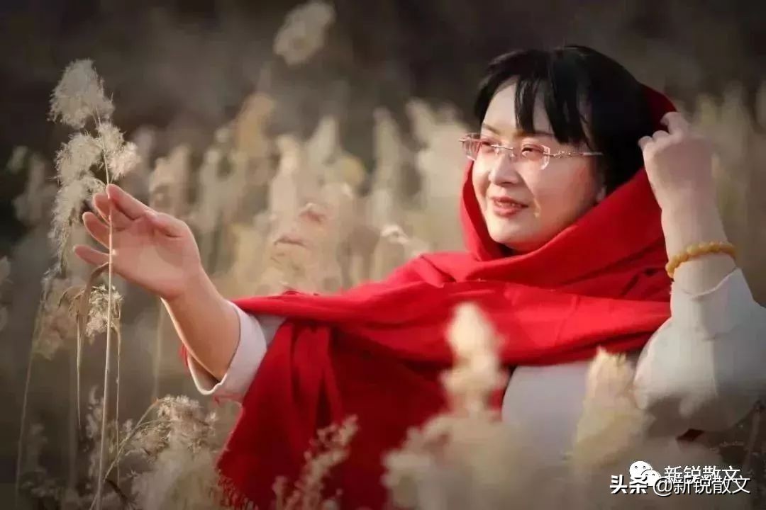 小说：一个年轻男子走进教室，伸出拳头，照着老师脸就是一拳