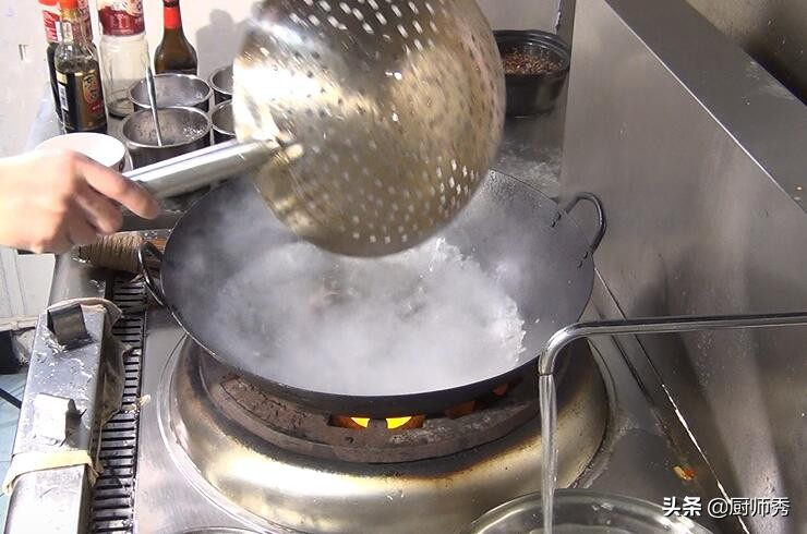 厨师教你泥鳅正确做法,麻辣泥鳅穿豆腐四川做法