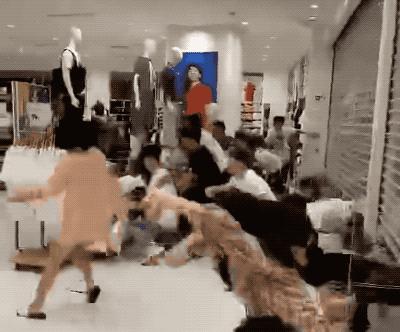 凶猛!一群国人攻陷巴黎老佛爷百货LV被迫限购