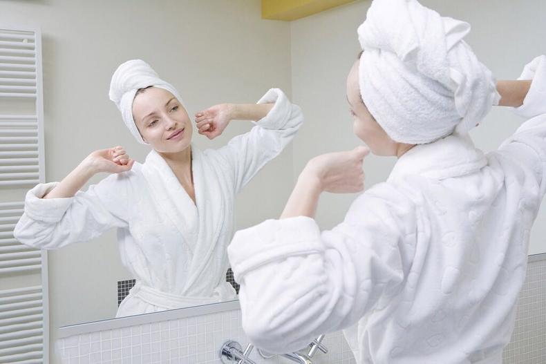 背上长了一个像黑头一样的小痘,内分泌失调背上脸上长痘吃啥药