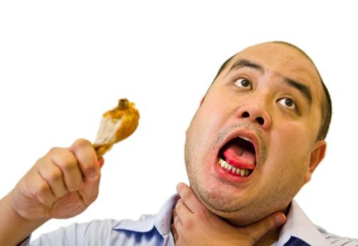 食物卡喉咙救援视频教程,食物卡喉如何自救医生来支招