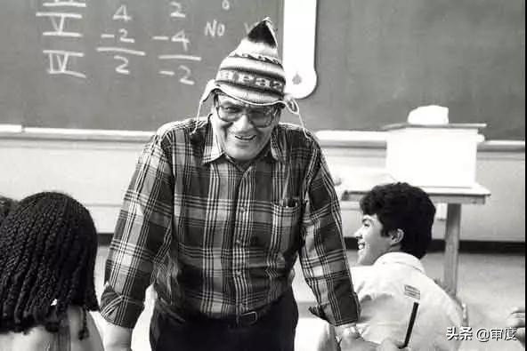 跟学生讲帮派黑话，当堂刀劈课桌，他用自己的方式改变了美国