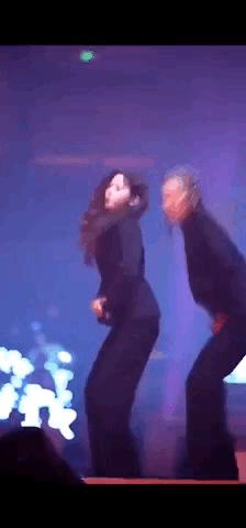 肖战王一博蔡徐坤易烊千玺同框,火箭少女跳扭胯