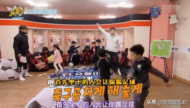 当RM足球发烧友—*钟金**国加盟新综艺，想起那些被他支配的弟弟们