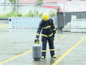 燃烧的煤气罐可以用水降温吗,关煤气总阀门正确方法图片