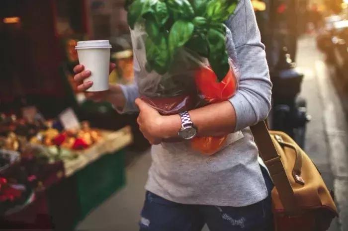 “园艺疗法”治愈抑郁症女孩，与植物对话可舒缓情绪，感知自我