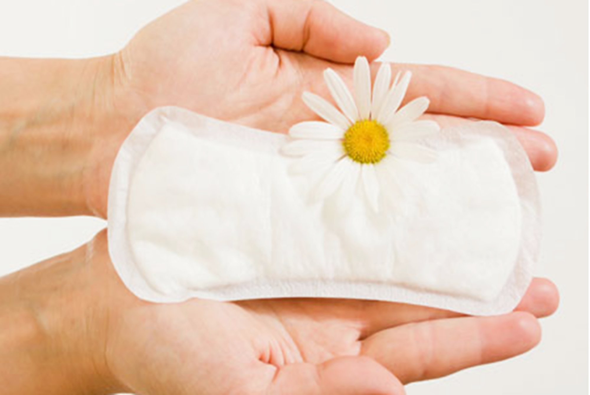 小学女生厕所现“温馨提示贴”获家长称赞，引出评论区“回忆杀”