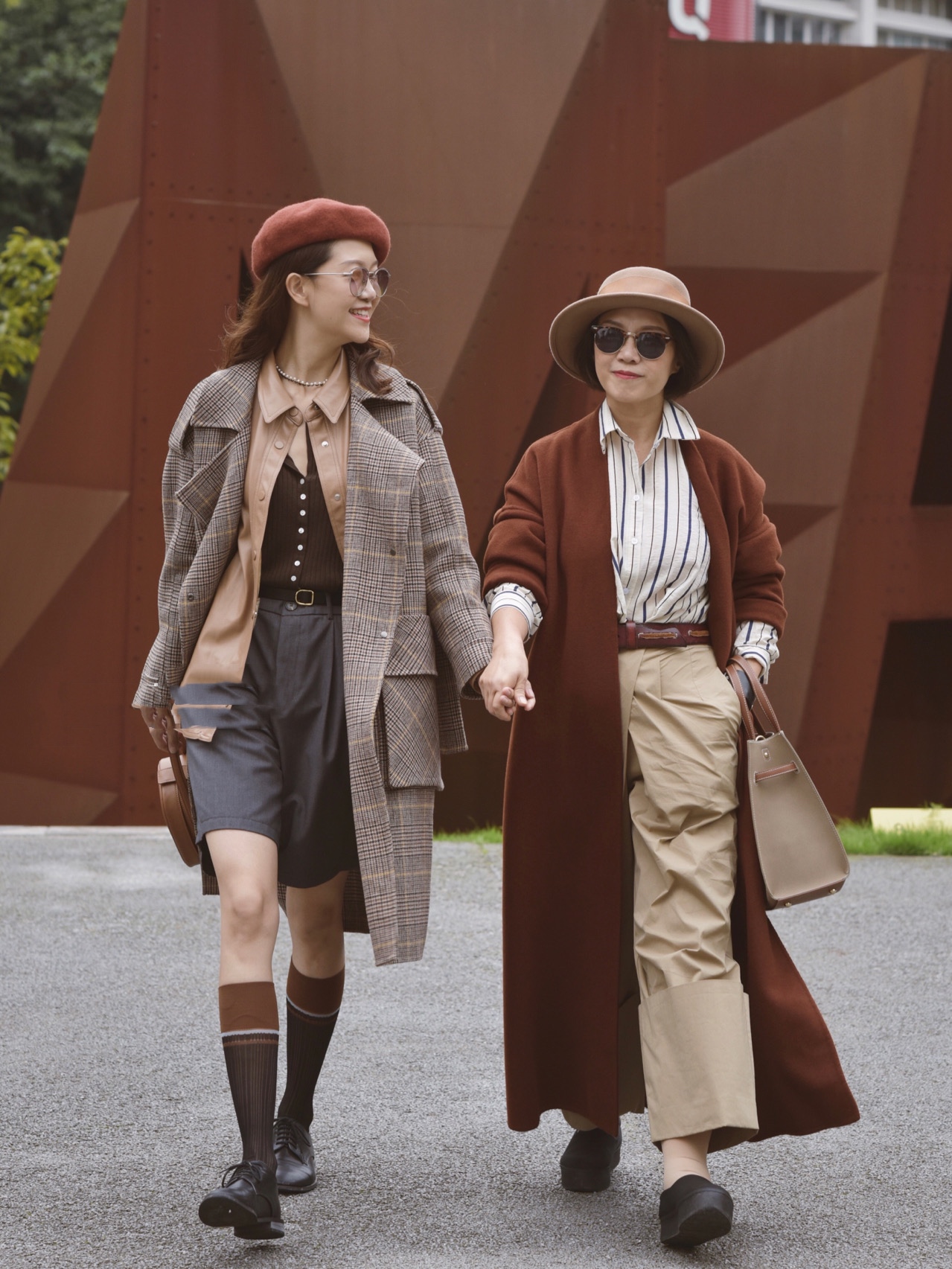 上了岁数的女人，冬天穿衣要有讲究，帽子+呢大衣，时髦又显气质