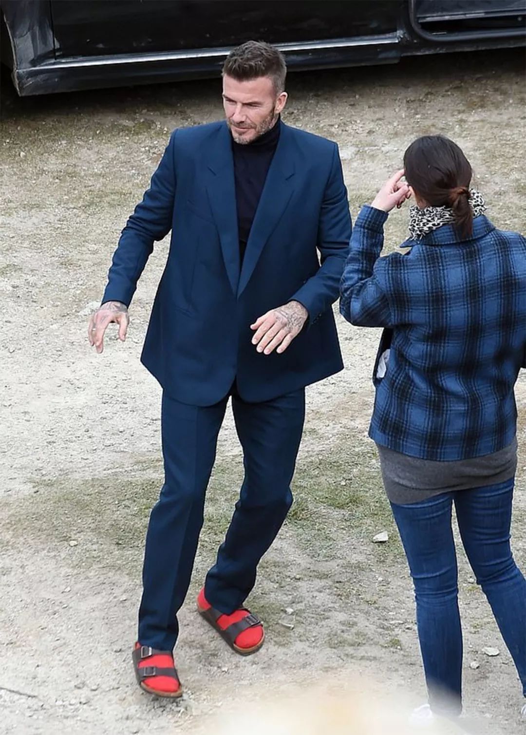 贝克汉姆穿凉鞋,贝克汉姆穿西装配红袜子