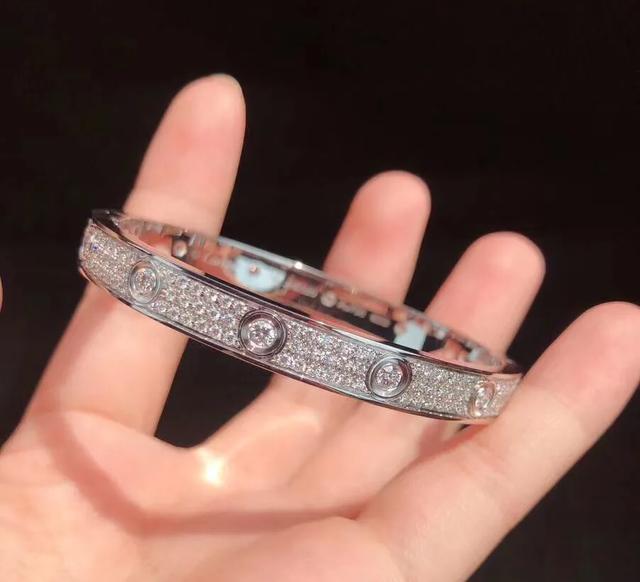 cartier卡地亚满钻手镯正品多少钱,卡地亚love手镯满钻值得买吗