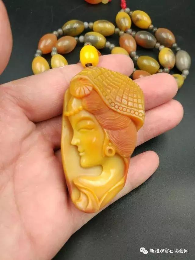 戈壁滩捡玉怎么分辨玉和石头,金丝玉三剑客戈壁滩捡金丝玉