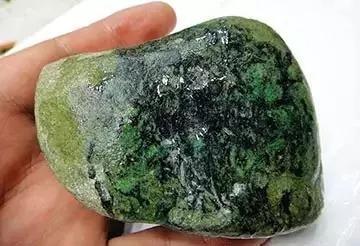 挑选翡翠手镯时会踏进哪些误区,怎样挑选翡翠原石赌石