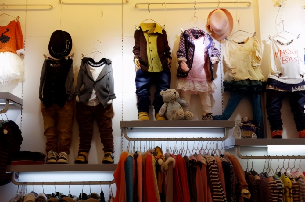 最新童装店双门头装修效果图,童装店怎么装修才有顾客