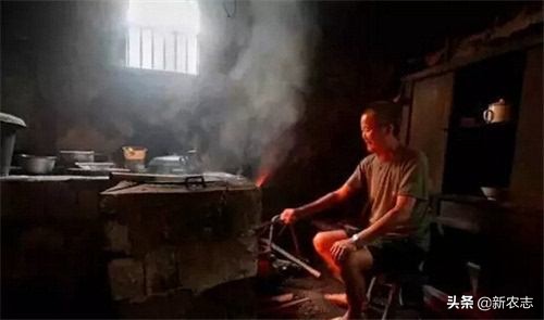 农村挣钱门路多,抽烟筒掏火炕是个好项目,日收入或超过千元