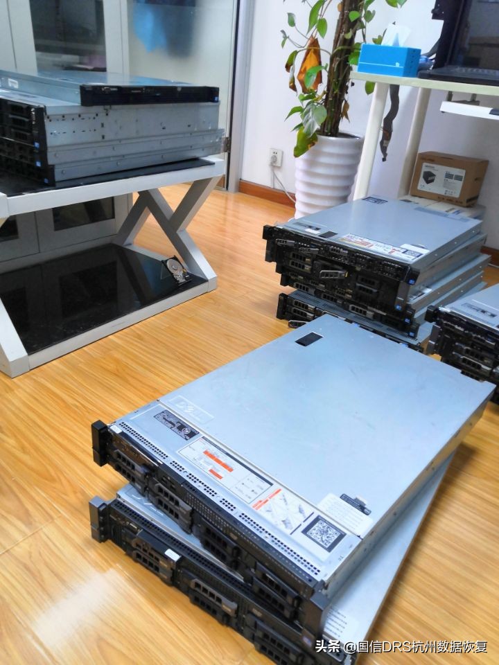 服务器硬盘黄灯和绿灯交替闪烁,服务器硬盘亮黄灯