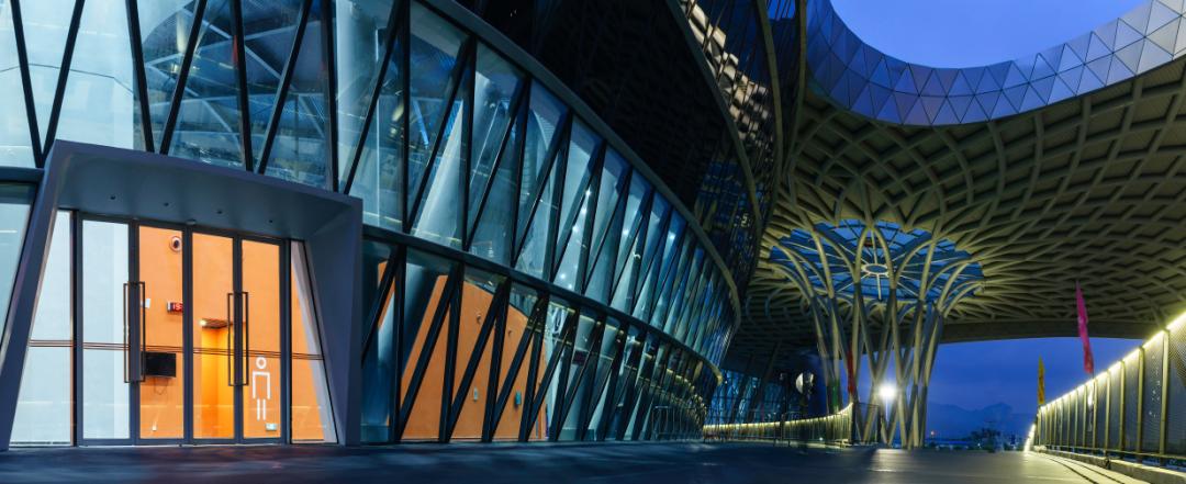 全域旅游星空屋顶“砚生水墨”.来肇庆新区体育中心领略现代美学