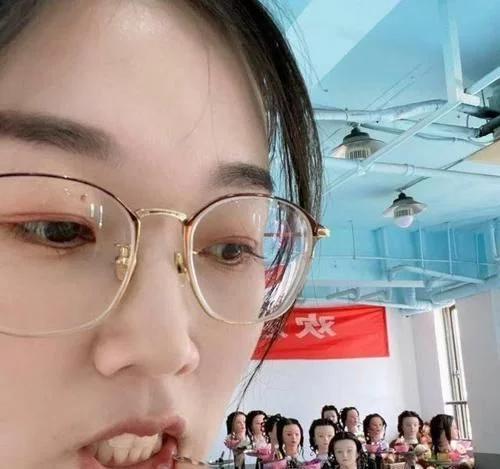 “兄弟们，女神给我说她嘴起泡了，我该怎么做啊？”哈哈哈...