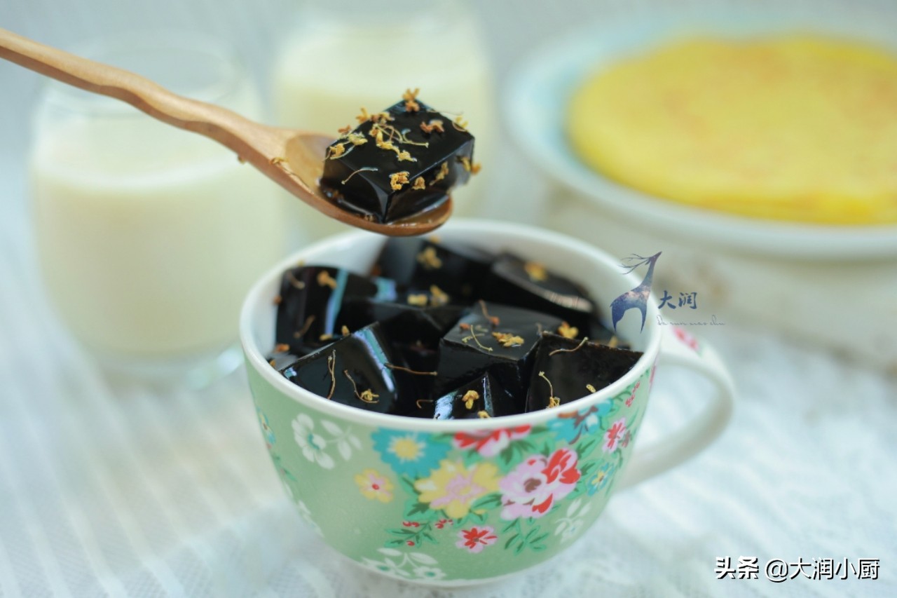 自制龟苓膏清热消暑的必备饮品,制作龟苓膏用什么凉粉