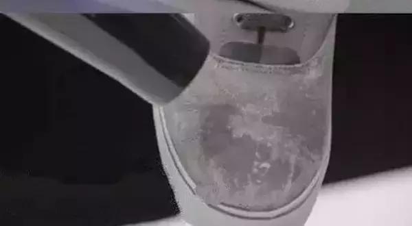 鞋子雨天怎么防水最好,鞋子进水了要重新洗下吗防止上霉