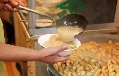 80后夫妻摆摊卖早餐,街边卖早餐一碗6元卖到供不应求