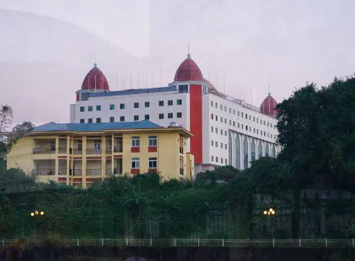 这个国家女人都很苗条！男女都以“戴绿帽”为美！令人惊奇！