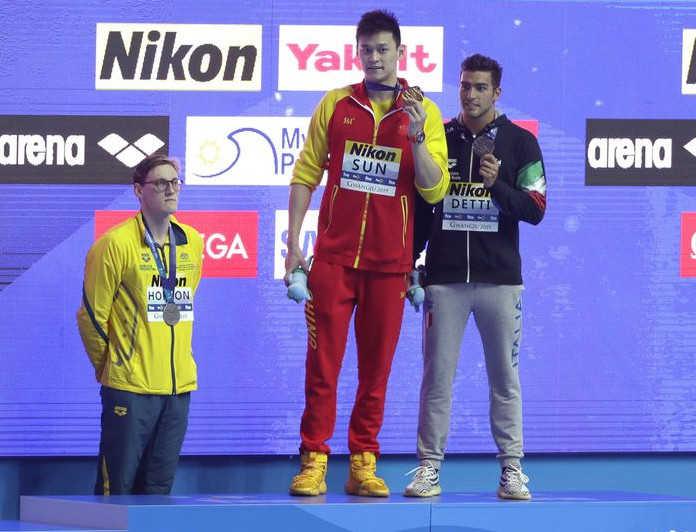 霍顿拒绝与孙杨合影，还鼓动季军也不要上领奖台