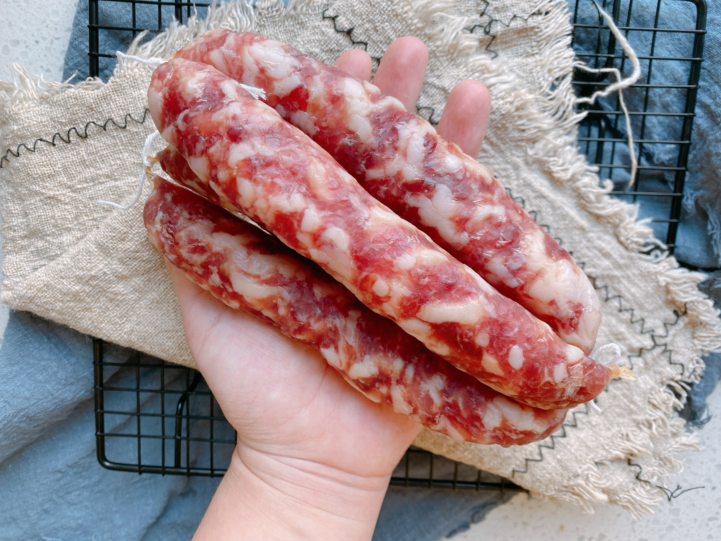 灌香肠制作方法和配方,灌香肠的做法10斤肉用多少盐