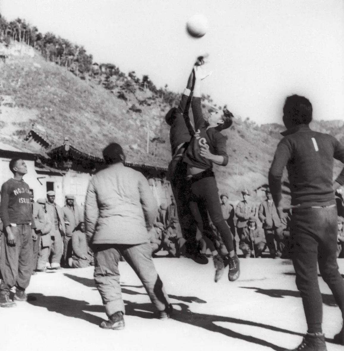 圣诞晚会上，碧潼战俘营的“联合国军”战俘们高呼：志愿军万岁