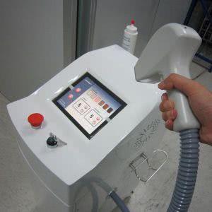 英42岁公交司机激光脱毛，却遭操作失误灼伤下巴，将诊所告上法庭