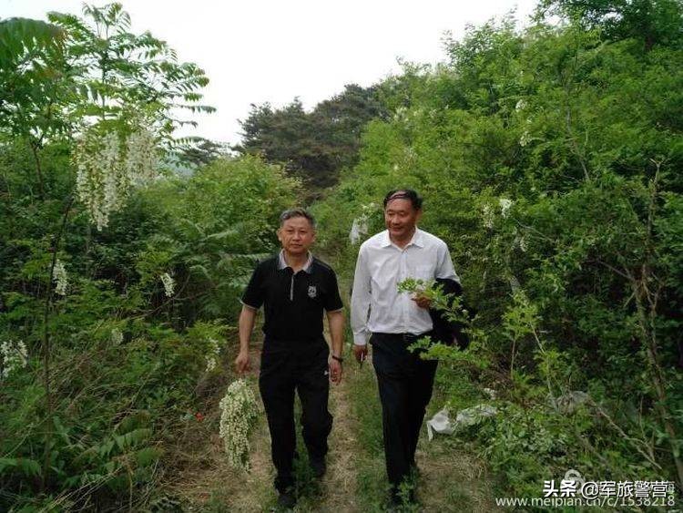 时隔多年老连长带老兵回归军营,三位老战友回忆当年军旅