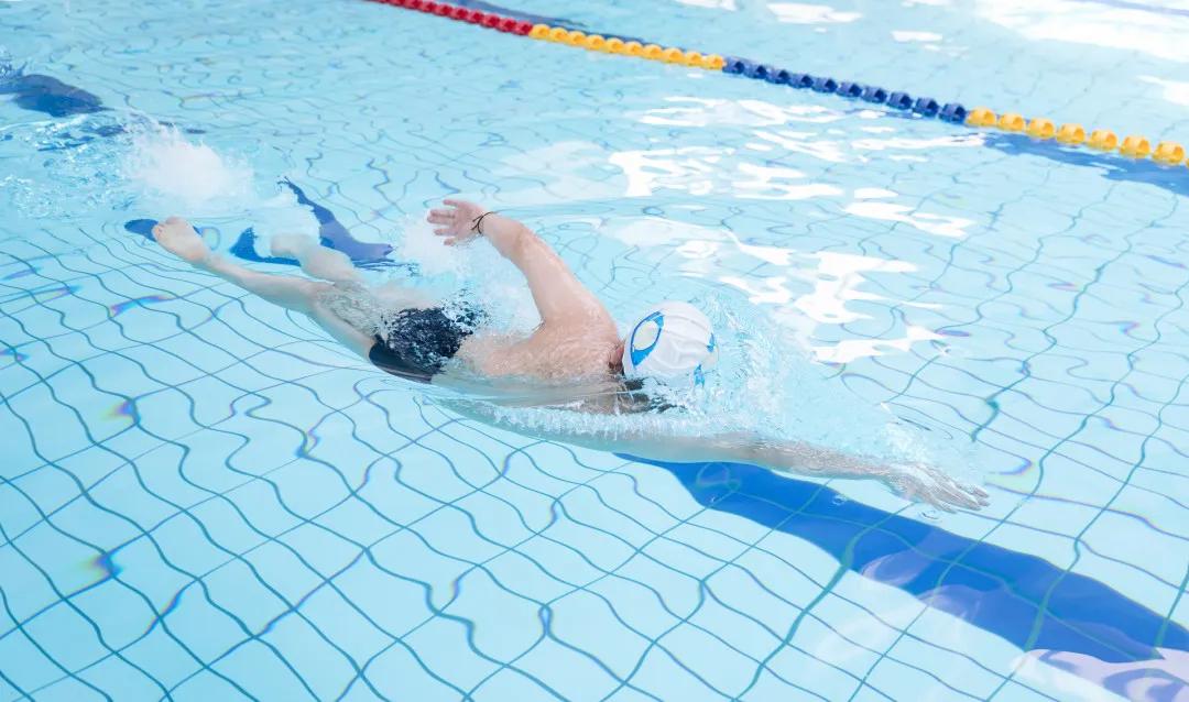 在公共泳池里游泳，会传染性病吗？