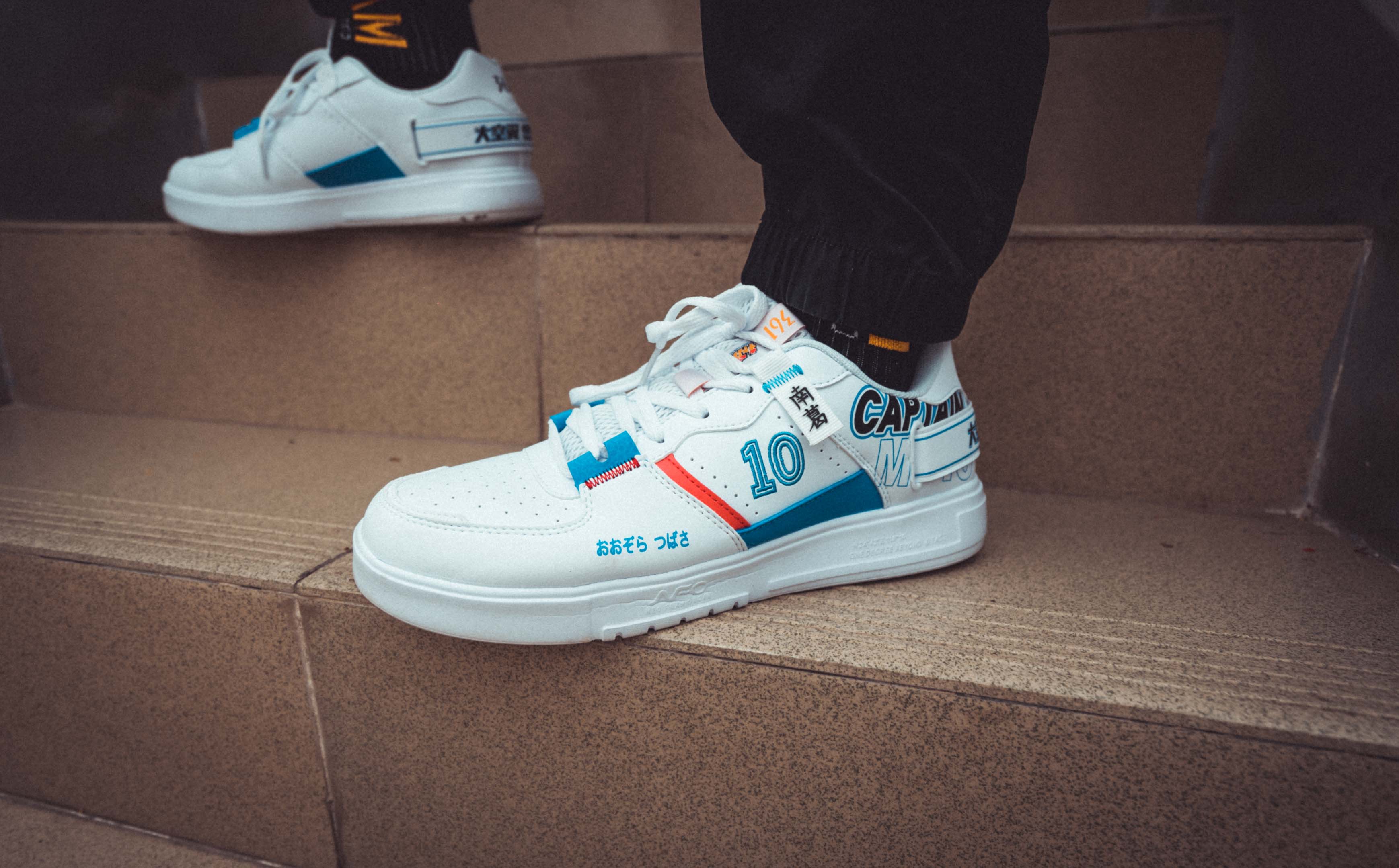 加上NFO科技，这一波联名有内味了：361°X足球小将小白鞋体验