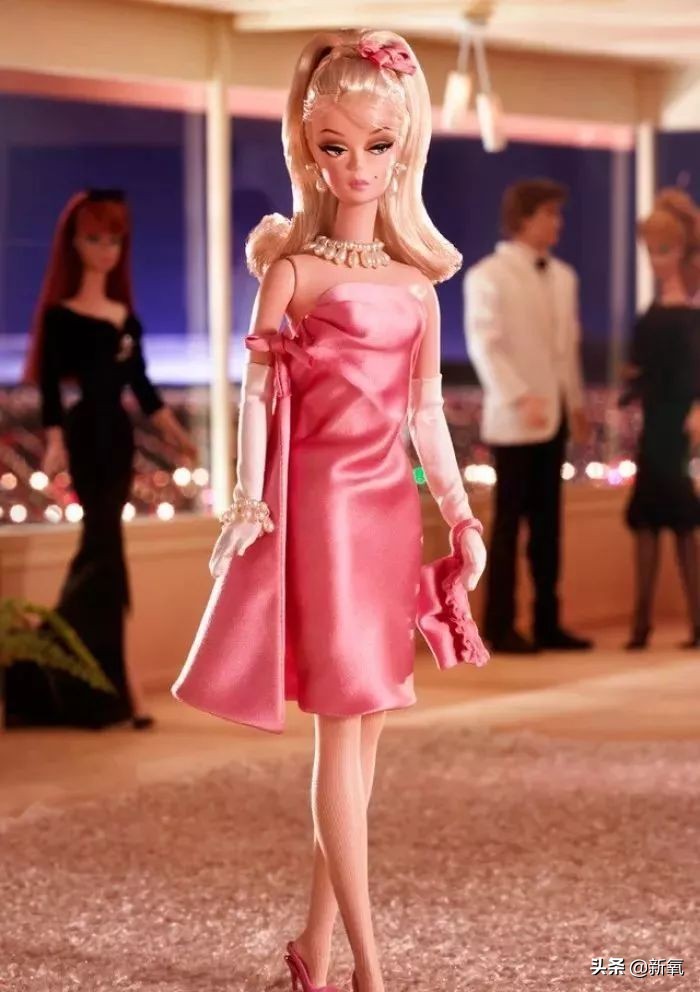 关晓彤黑色芭比造型,关晓彤专属芭比娃娃